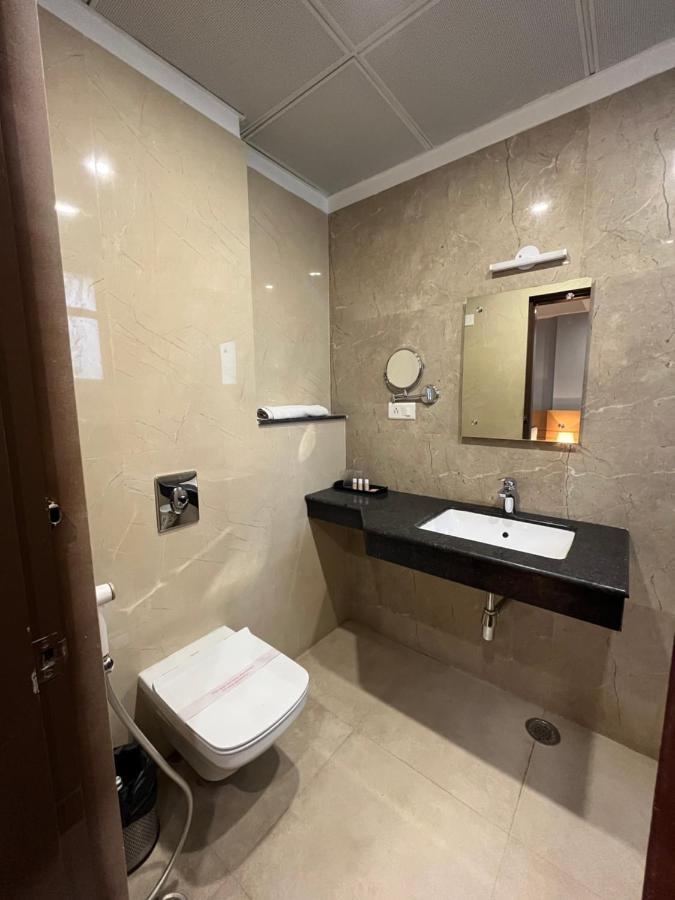 Hotel Sarvin Lakhnaú Exteriér fotografie