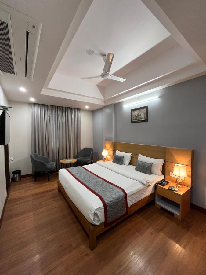 Hotel Sarvin Lakhnaú Exteriér fotografie