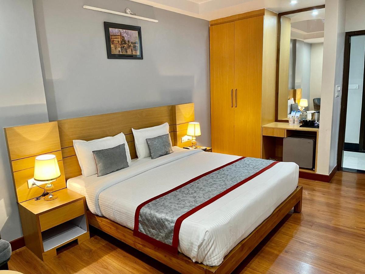 Hotel Sarvin Lakhnaú Exteriér fotografie