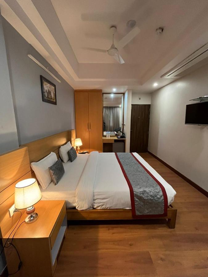 Hotel Sarvin Lakhnaú Exteriér fotografie